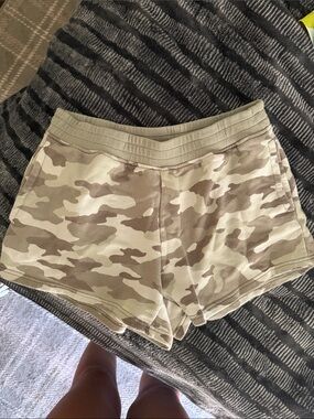 Aerie Camo shorts medium